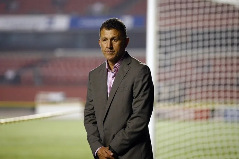 SP – BRASILEIRÃO/SÃO PAULO X SANTOS – ESPORTES – O técnico Juan Carlos Osorio, do São Paulo, confere o campo do Estádio Morumbi, na capital paulista, antes do início da partida da equipe contra o Santos, válida pela 5ª rodada do Campeonato Brasileiro 2015, nesta quarta-feira (03). Ainda sem visto de trabalho, Osorio não pode […]