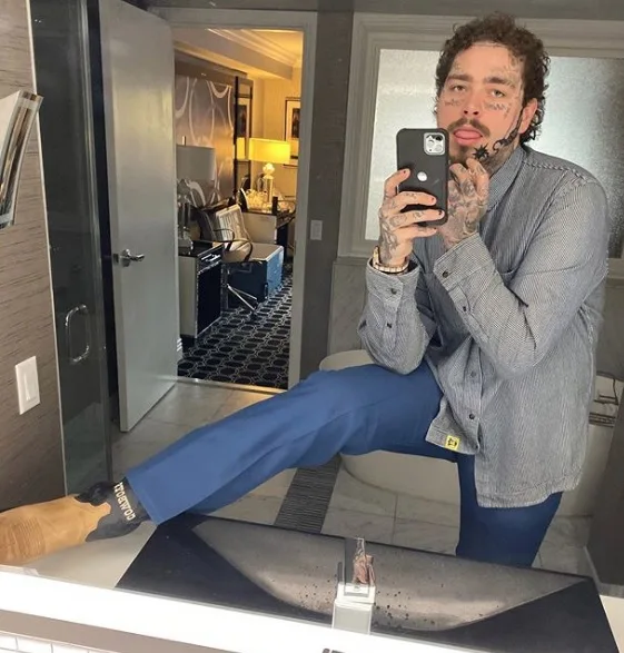 Cantor Post Malone celebra Réveillon com nova tatuagem no rosto! Confira aqui