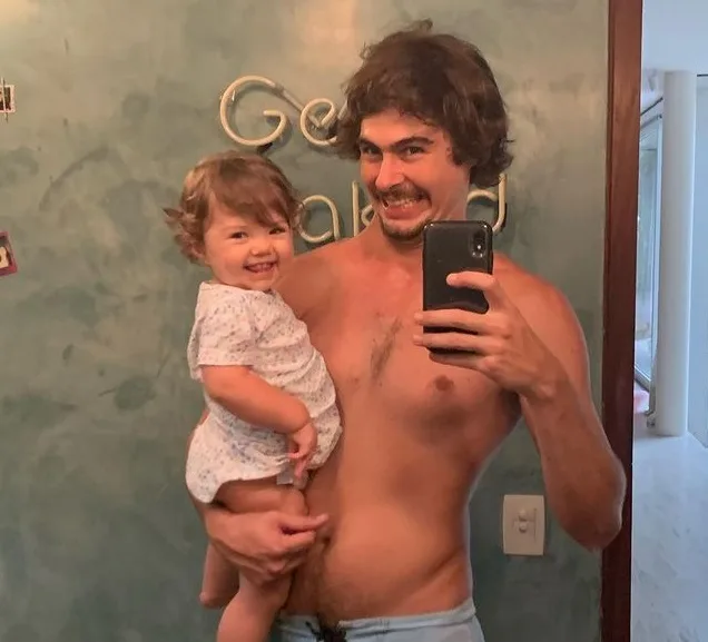 Rafael Vitti posta sequência de fotos mostrando como a filha cresceu e Tatá Werneck comenta