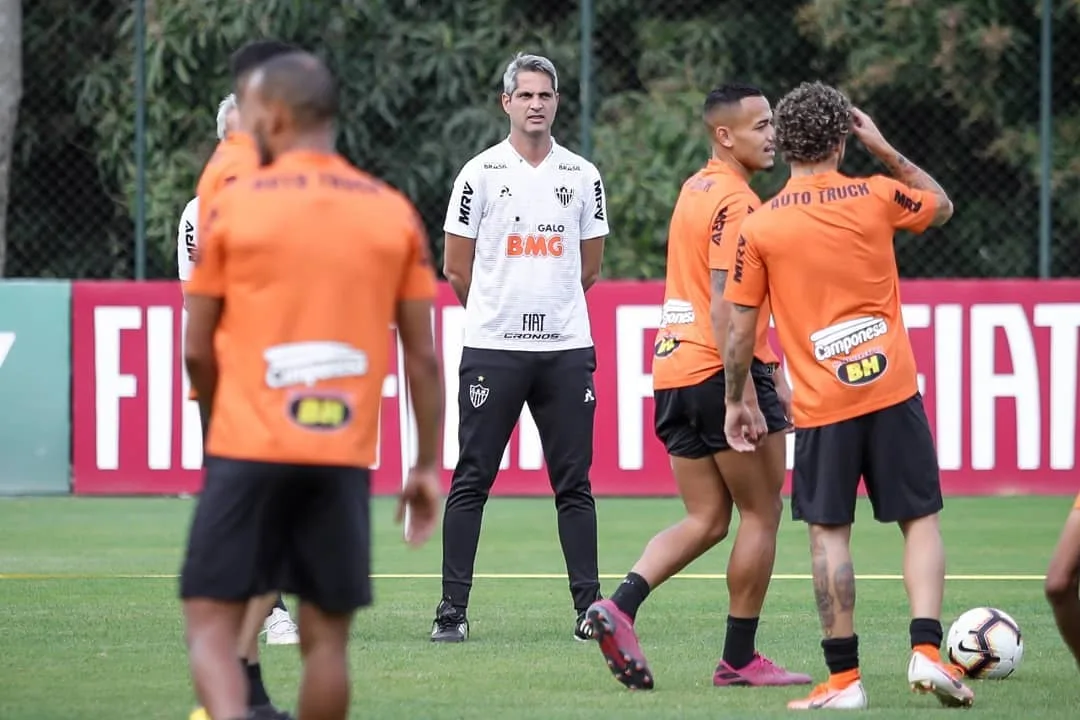 Técnico do Atlético-MG faz testes no ataque e não revela escalação