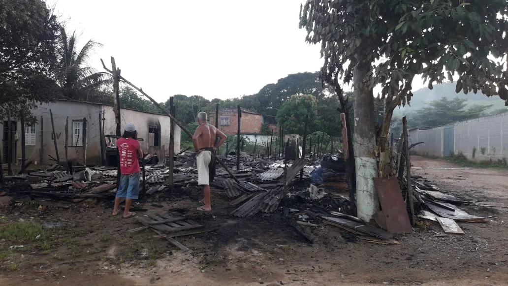 Incêndio destrói casa onde moravam seis pessoas em Cariacica