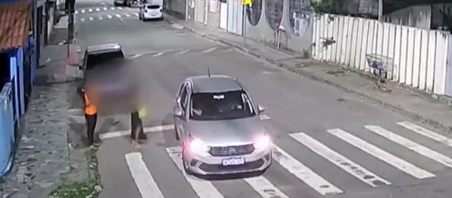 VÍDEO| Em carro roubado, criminosos assaltam duas mulheres na Serra