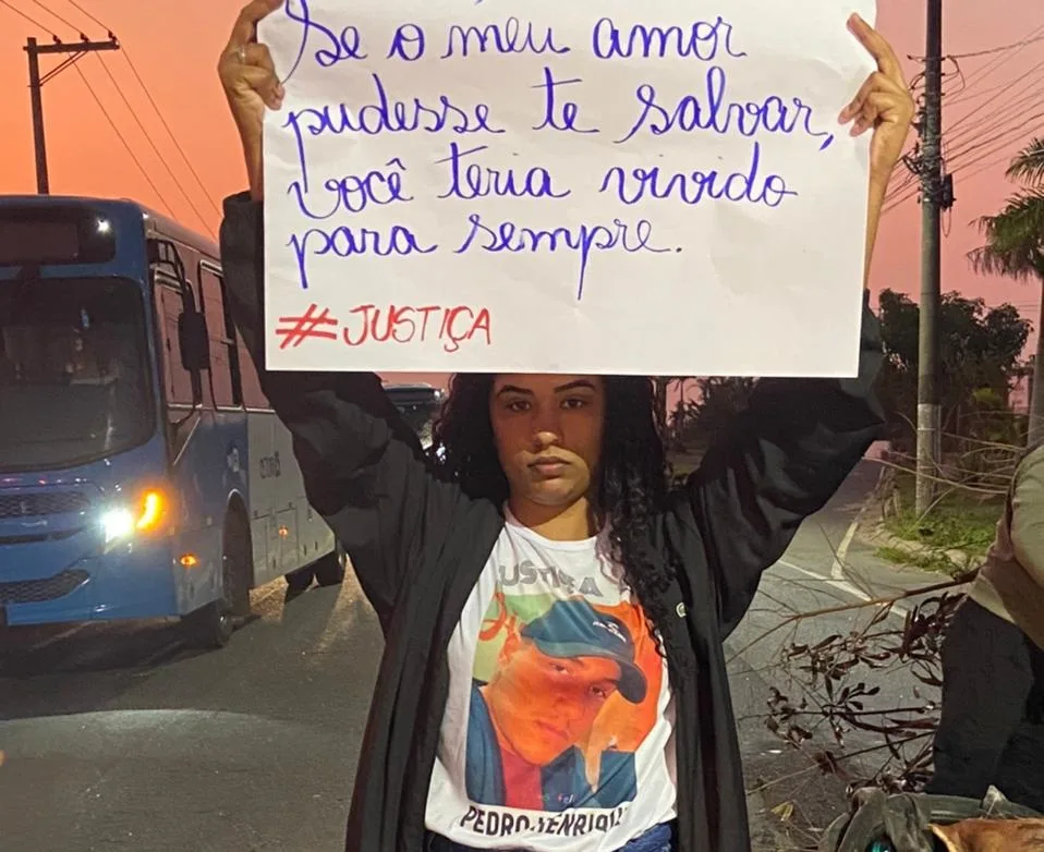 VÍDEO | Familiares de motoboy morto em acidente protestam na Serra