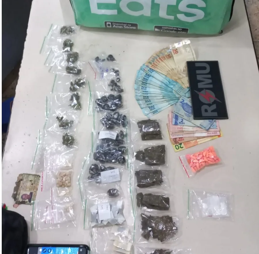 Drogas delivery: motoboy é preso com LSD e ecstasy em bolsa usada para entregar lanches em Vitória