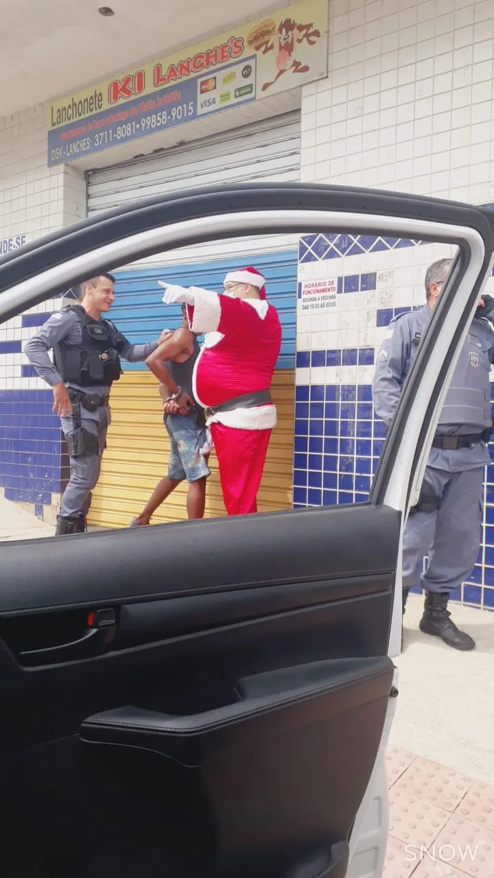 Policial vestido de Papai Noel prende homem com mandado de prisão em aberto