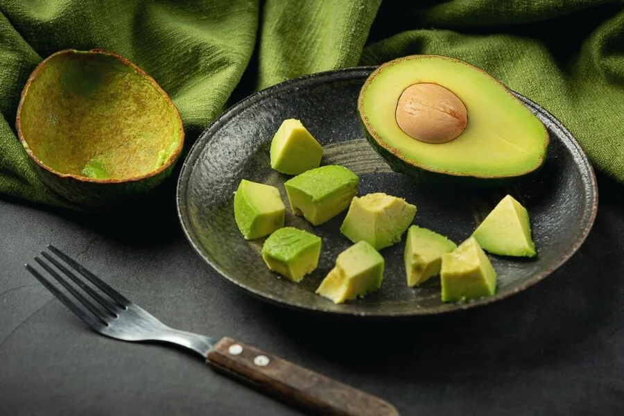 É bom? Versátil e saboroso, abacate previne doenças; veja benefícios e receita com fruta