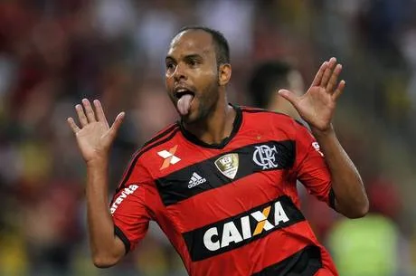 RIO DE JANEIRO – RJ – 04/05/2014 – BRASILEIRO A 2014/FLAMENGO X PALMEIRAS – Alecsandro do Flamengo comemora seu gol durante partida contra o Palmeiras pelo Campeonato Brasileiro A 2014 no estadio Maracana. Foto: Fabio Castro/AGIF