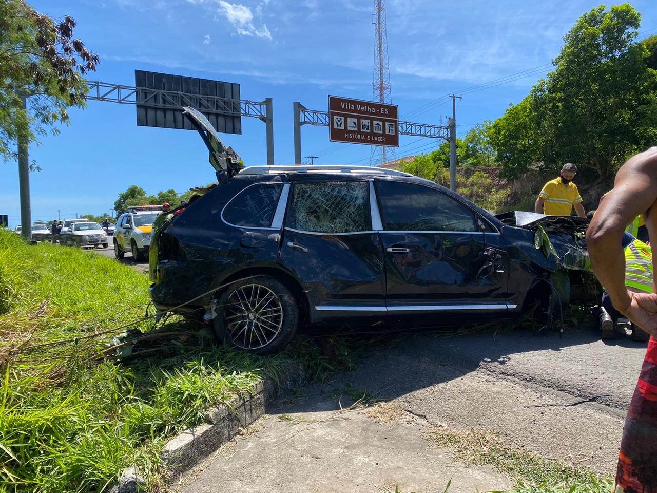 Carro de luxo que capotou na Rodovia do Sol estava com licenciamento vencido