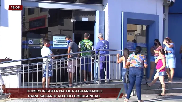 Homem infarta na fila aguardando para sacar o auxílio emergencial Homem infarta na fila aguardando para sacar o auxílio emergencial