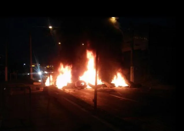 Ônibus impedidos de rodar e entradas de Vitória são fechadas em protesto contra a terceirização