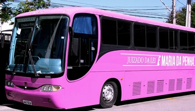 Ônibus Rosa com 18 advogadas atende vítimas de violência doméstica em Vit´ória