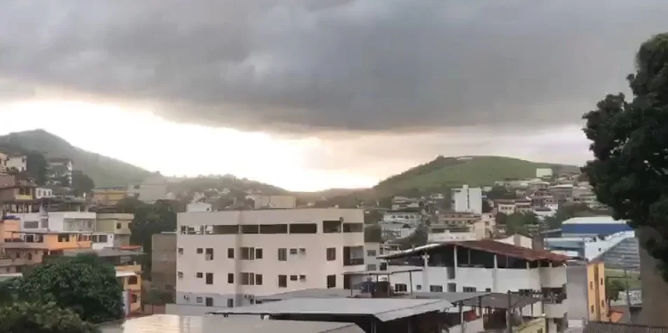 VÍDEO | Impressionante! Morador de Cachoeiro de Itapemirim registra chegada de temporal