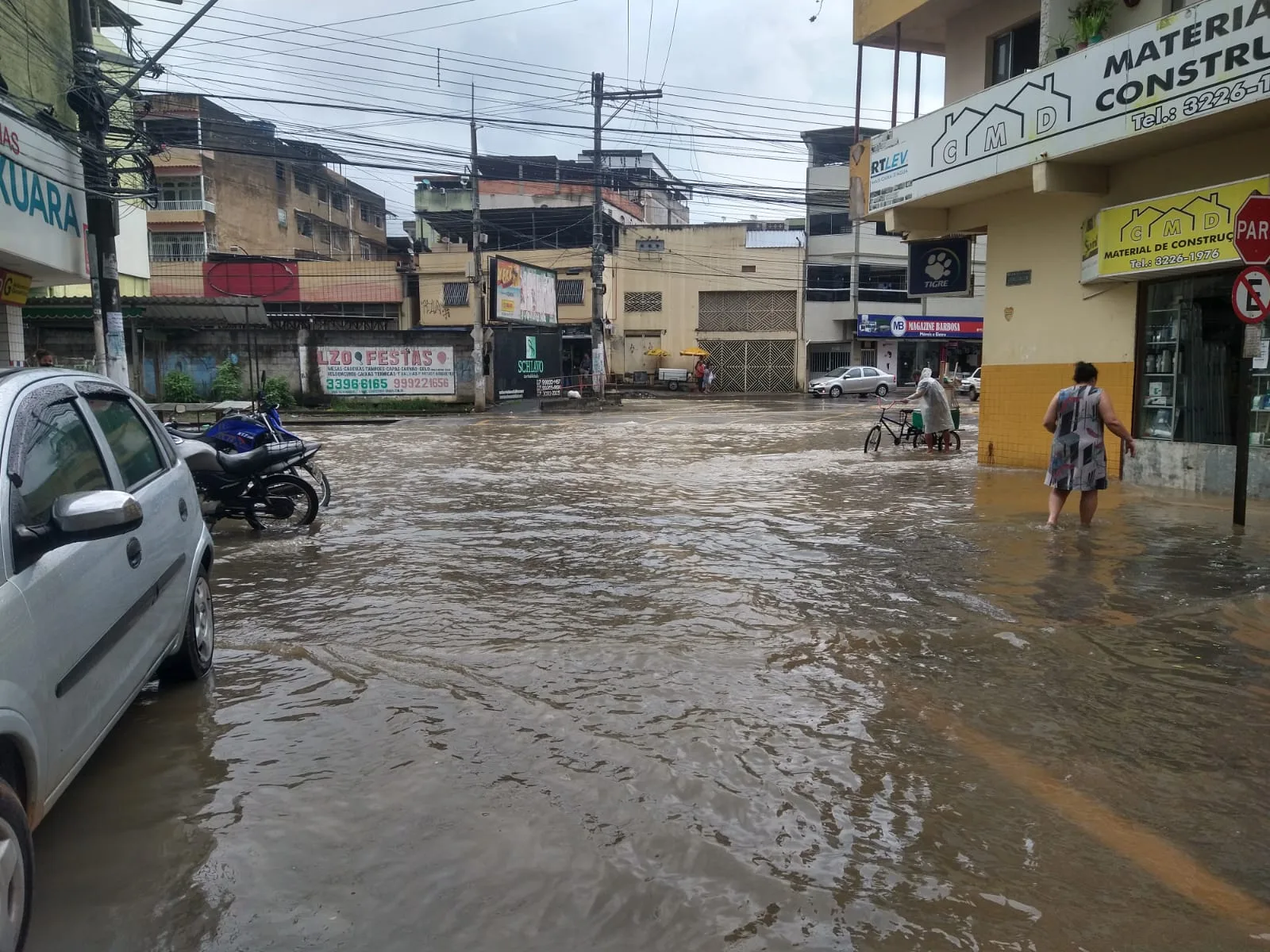 Chuva volta a alagar bairros em Cariacica e interdita trecho da BR 101 em Viana