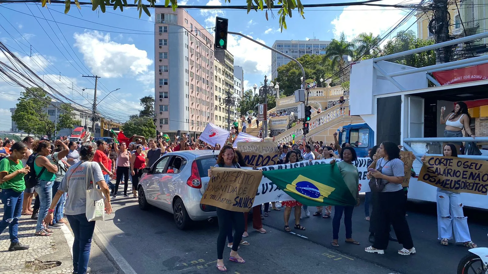 VÍDEO | Protesto de servidores fecha avenida e tumultua trânsito em Vitória