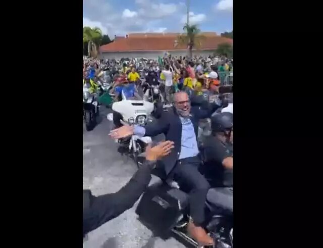 Foragido, Allan dos Santos participa de motociata de Bolsonaro nos EUA