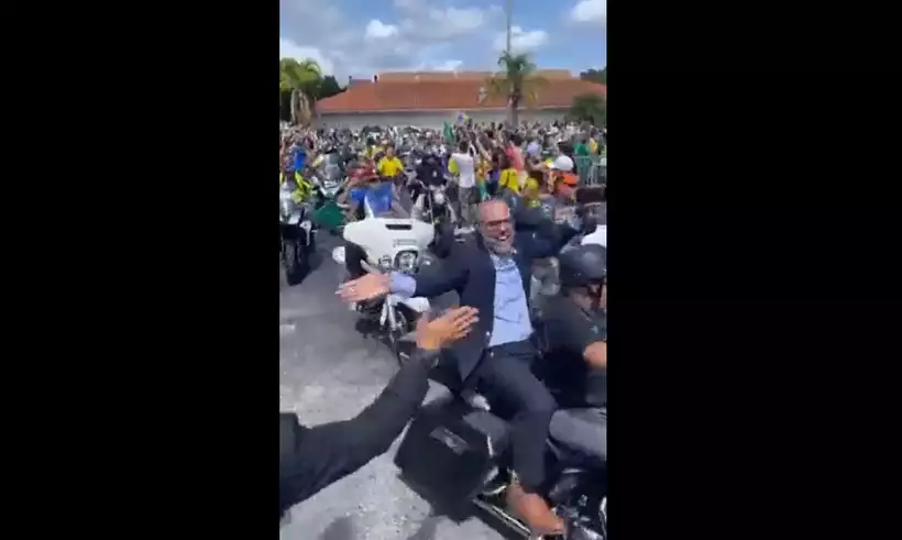 Foragido, Allan dos Santos participa de motociata de Bolsonaro nos EUA