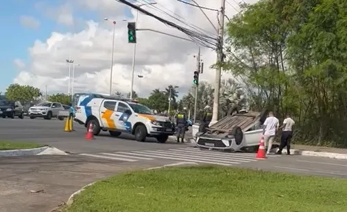 Carro capota e dois ficam feridos após batida com moto na orla de Camburi