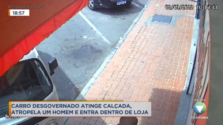 Susto! Carro desgovernado invade loja em Vitória