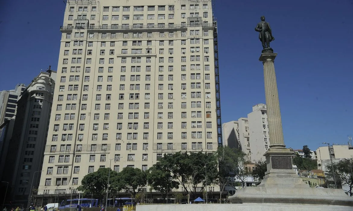 Fachada do Edifício À Noite que teve seu tombamento oficializado pelo IPHAN na semana passada. O prédio foi sede da Rádio Nacional por décadas (Tânia Rêgo/Agência Brasil)