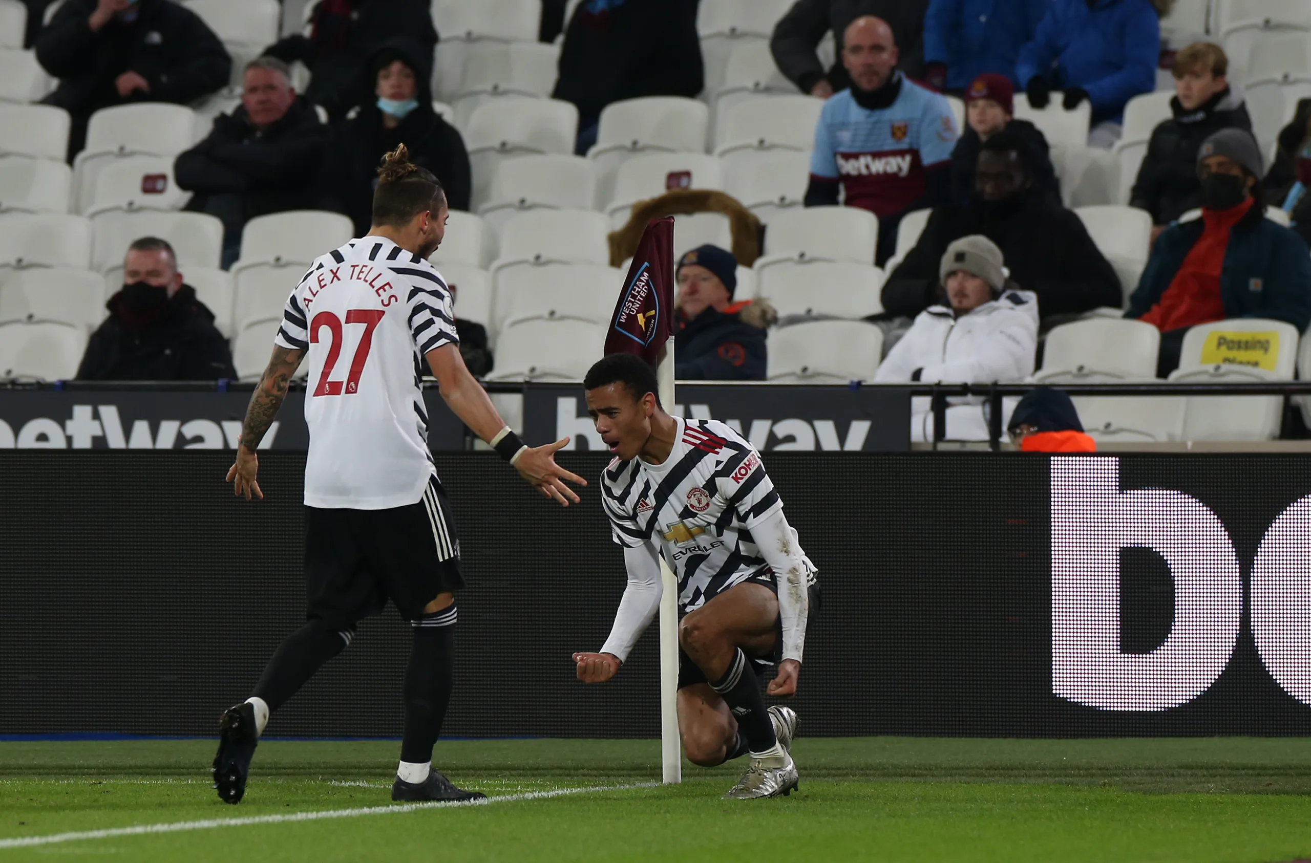 Manchester United vira em 13 minutos e bate West Ham em jogo com 2 mil torcedores