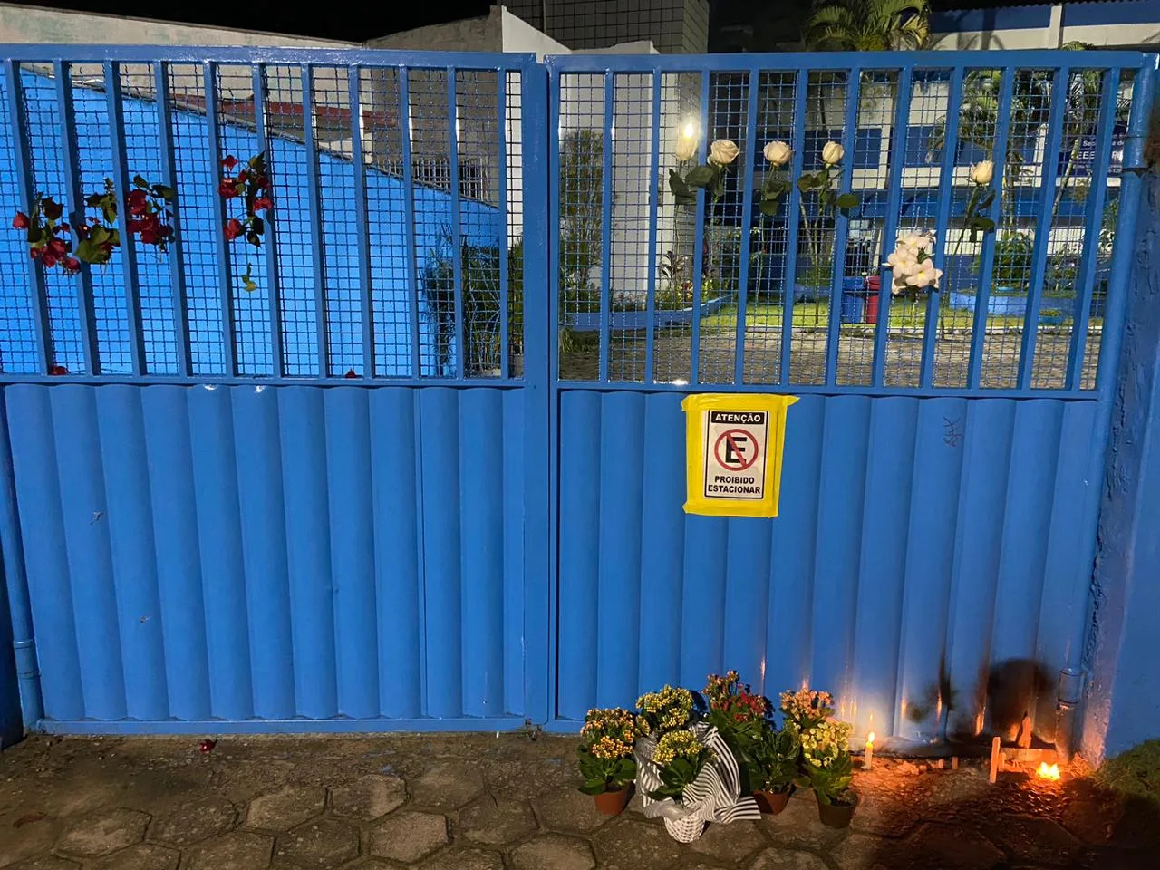 Moradores acendem velas e deixam flores em frente à escola alvo de ataque em Aracruz