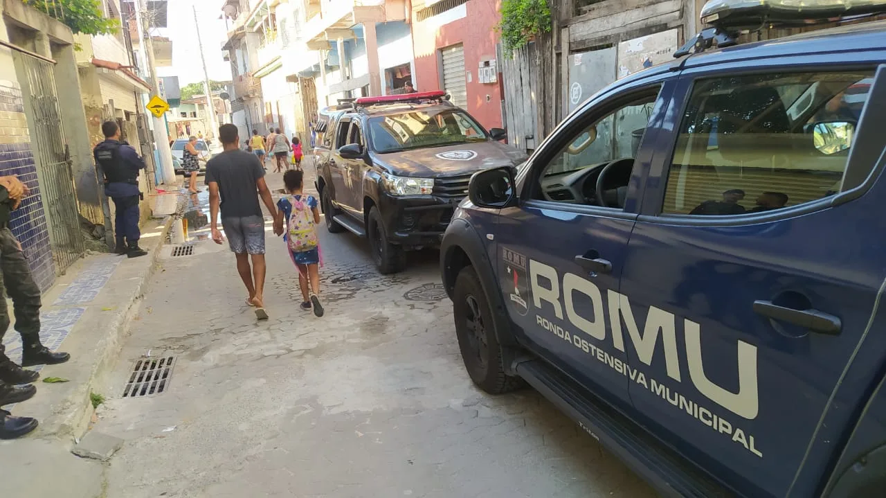 Criminosos disparam contra viatura da Guarda em frente à escola de Vila Velha