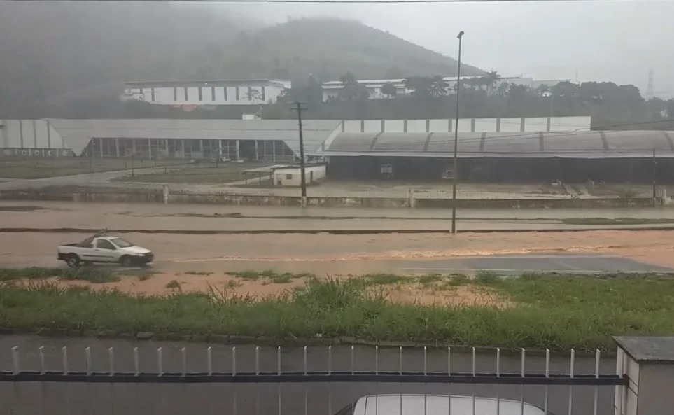 Alagamento interdita trecho da BR-101 em Viana; veículos seguem por pistas secundárias