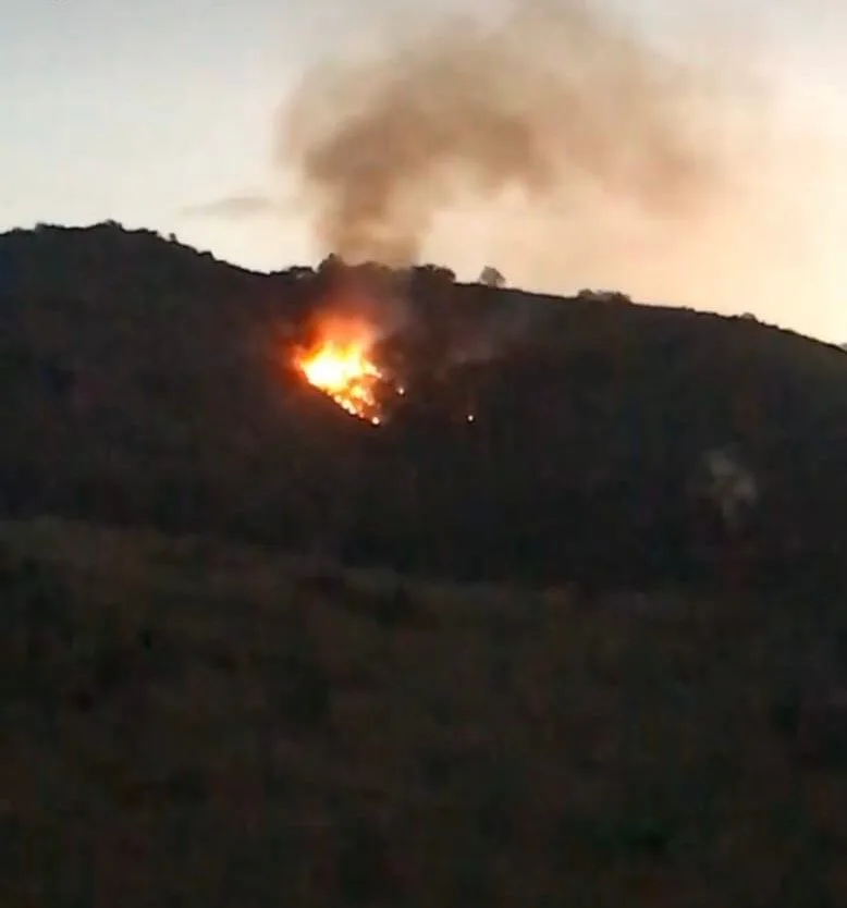 Incêndio atinge vegetação no Morro da Fonte Grande, em Vitória