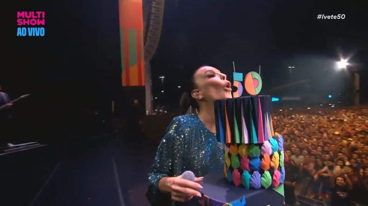 Com apresentação aberta ao público, Ivete Sangalo comemora 50 anos de idade com show emocionante