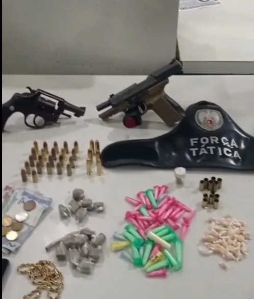 Polícia prende dois suspeitos e apreende drogas e armas após confronto em morro de Vitória