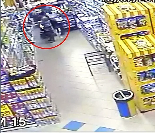 Mulher é flagrada furtando produtos do supermercado e escondendo no carrinho de bebê