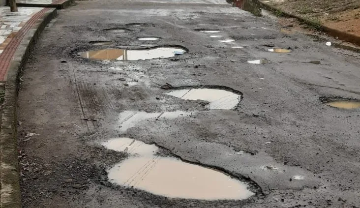 Com mais de 40 buracos, rua de Viana causa transtornos a moradores e comerciantes