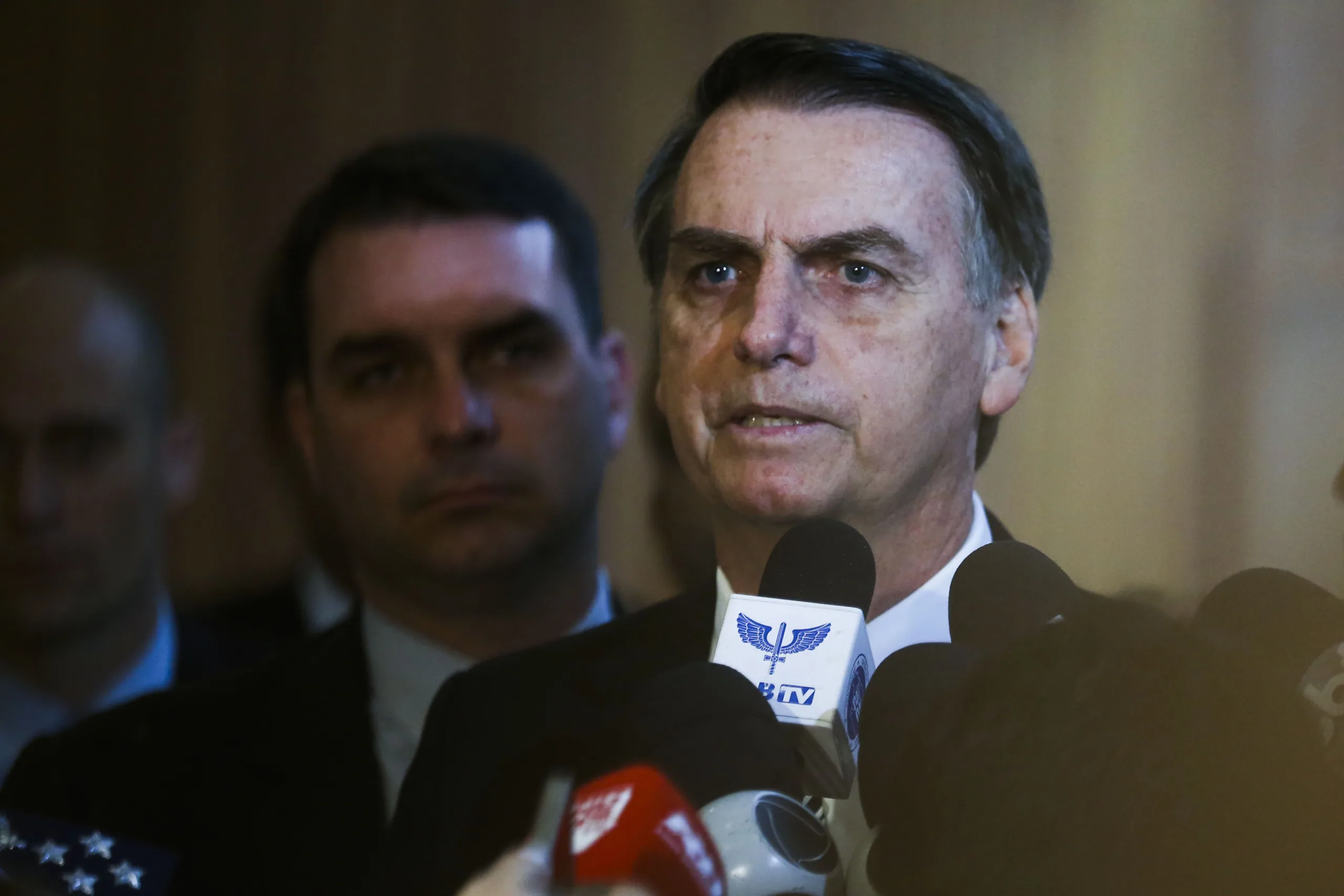 O presidente eleito, Jair Bolsonaro, conversa com jornalistas após visita ao Comando da Aeronáutica,em Brasília