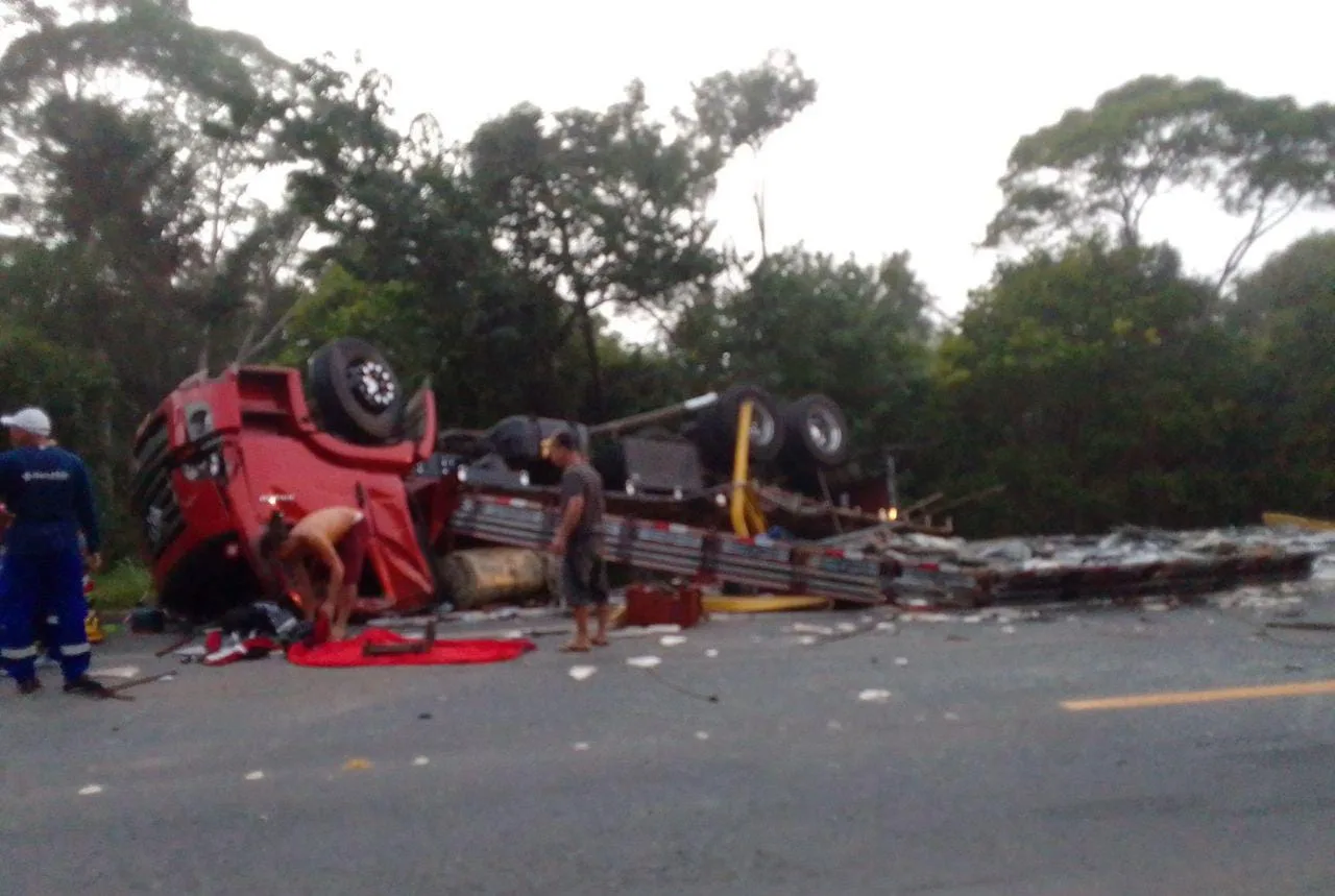 Acidente com caminhão deixa um morto e um ferido na BR-101, no Norte do ES