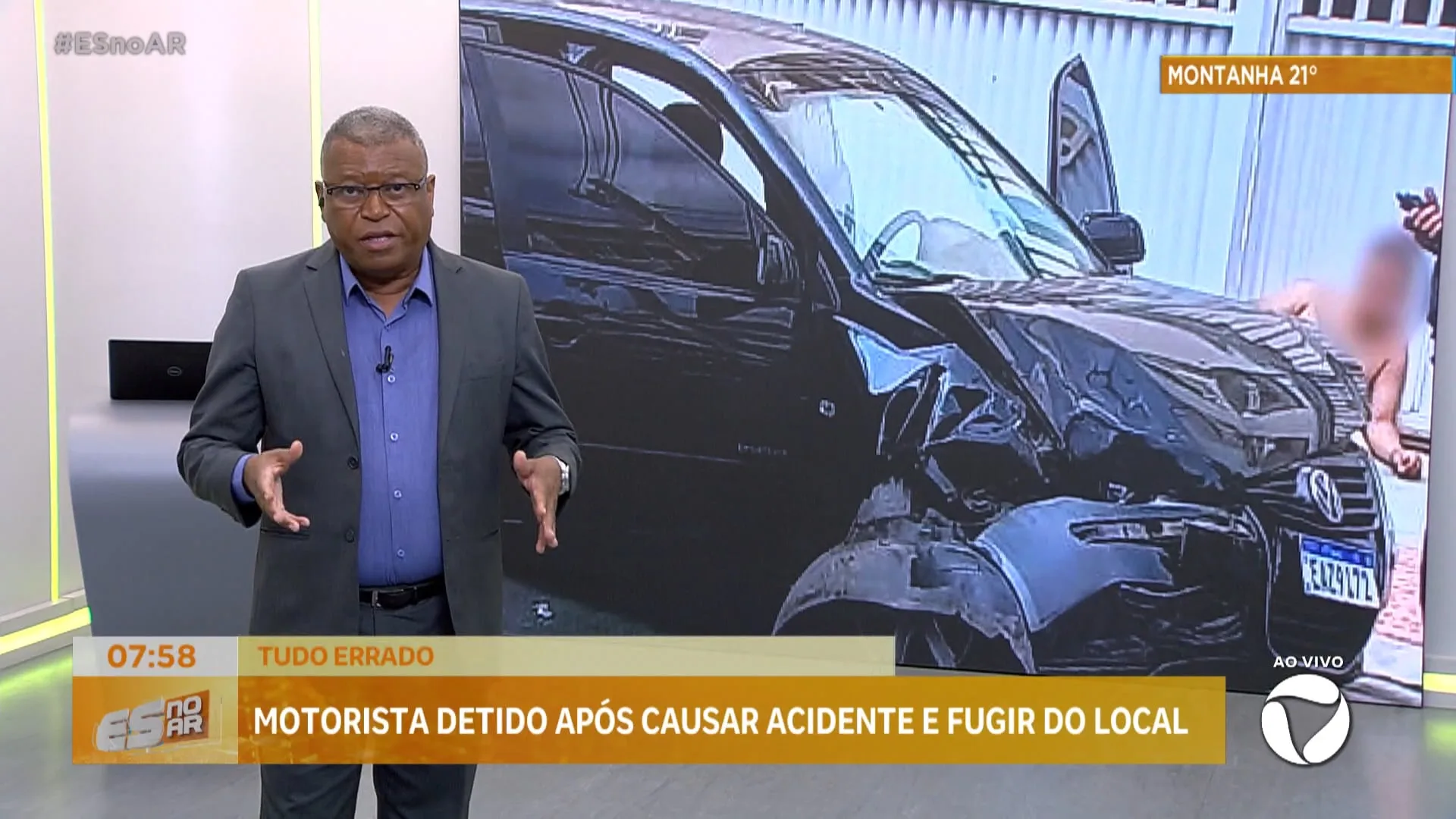 Carro capota após se envolver em uma colisão com outro veículo