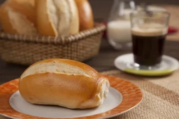 Pão francês e café