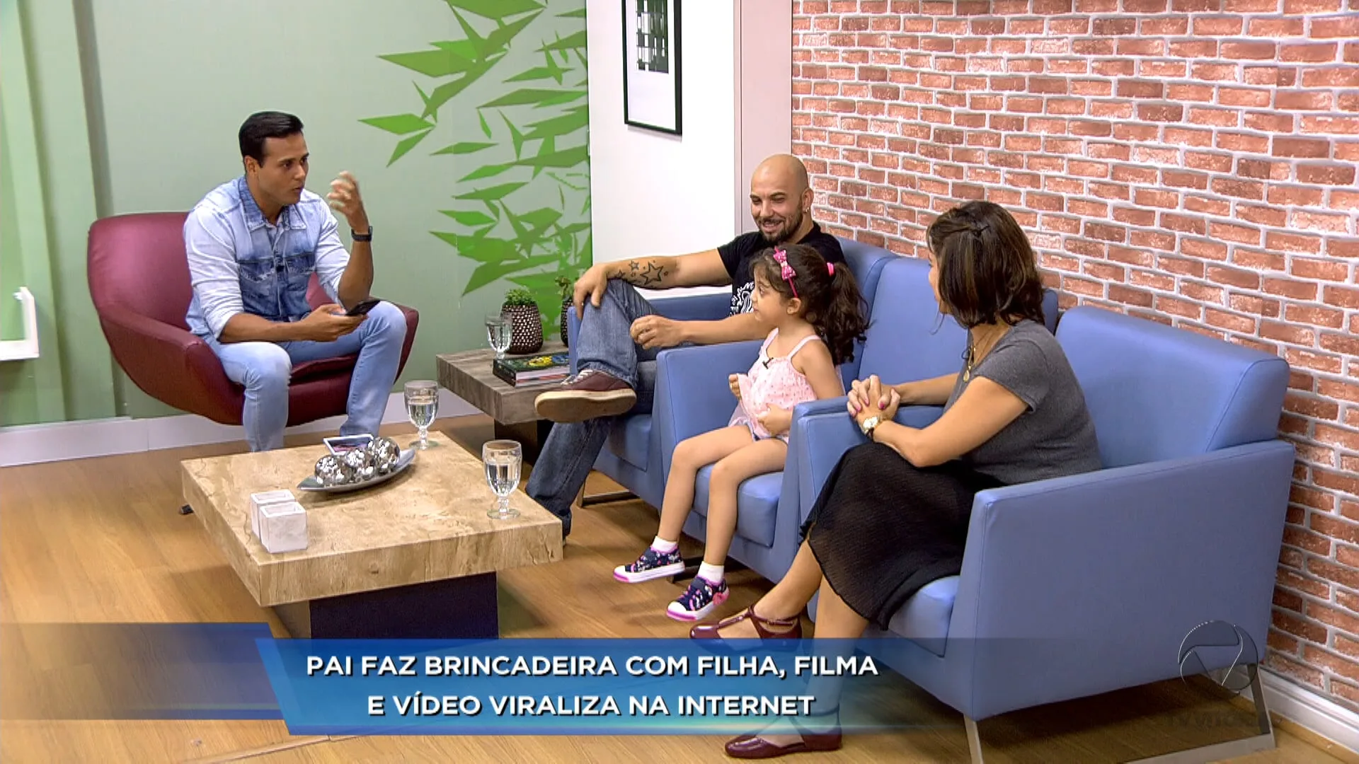 Pai e filha reinventam brincadeira e bombam nas redes sociais