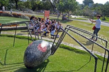 Crianças Brincam no Parque da Pedra da Cebola