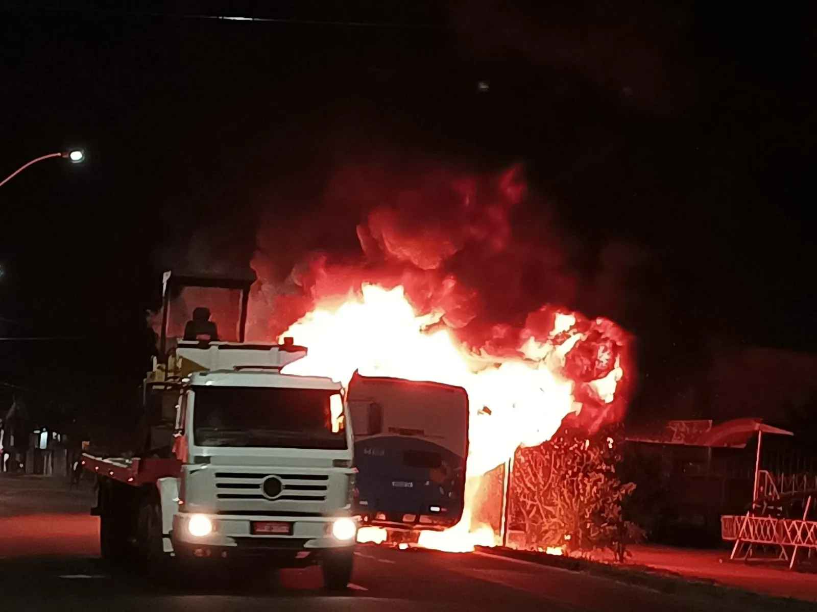 VÍDEO | Criminoso cerca ônibus, faz ameaças e incendeia coletivo na Serra