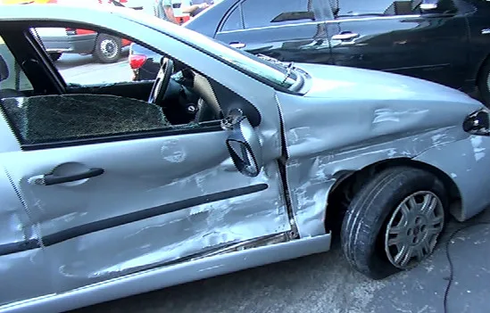 Motorista fica ferida em acidente com caminhão, moto e carreta em Vila Velha