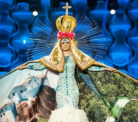 Miss Espírito Santo desfila fantasiada de Nossa Senhora da Penha em concurso e chama a atenção