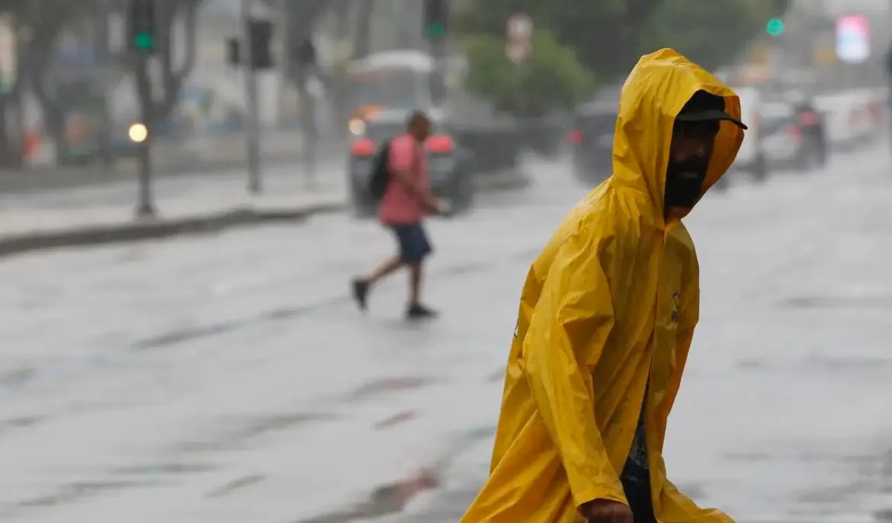 Sobe para 7 número de mortos pelas chuvas no Rio; Petrópolis decreta emergência