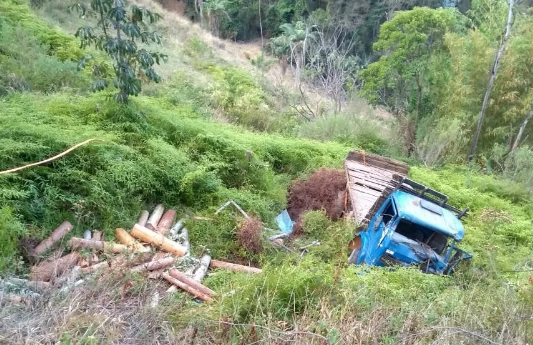 Motorista morre após capotar com caminhão em ribanceira de Santa Teresa