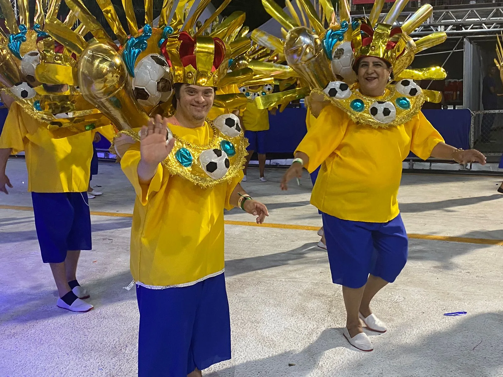 Chega Mais destaca arte e cultura das favelas em desfile no Sambão