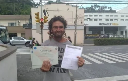 Depois de fazer Enem, homem em situação de rua consegue bolsa integral em faculdade e emprego