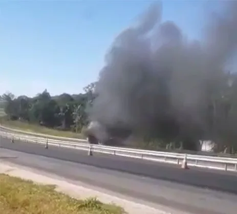 VÍDEO | Caminhão pega fogo e parte da BR-101 é interditada em Guarapari