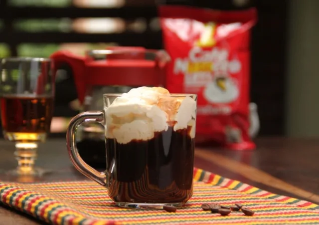Sextou: usando quatro ingredientes, aprenda a fazer um drink de café com conhaque e chantilly
