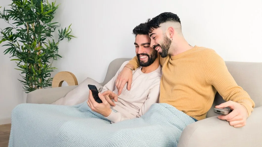 Novo "Tinder gay", app gratuito de namoro LGBT+ cria polêmica com nome; web reage