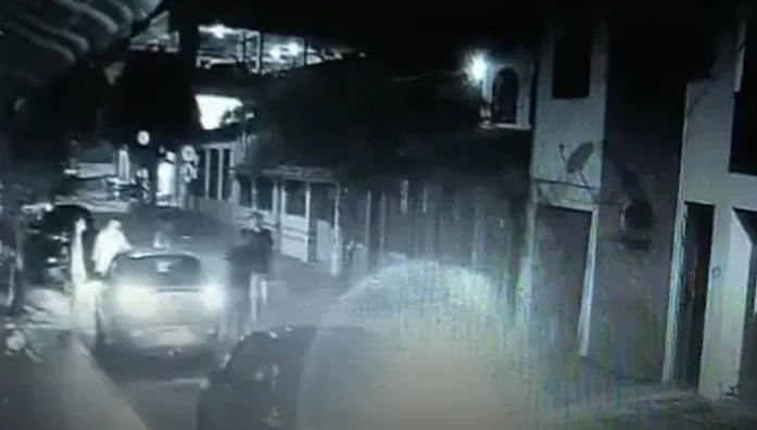 VÍDEO | Pai e filhos são rendidos e carro é roubado em Vila Velha