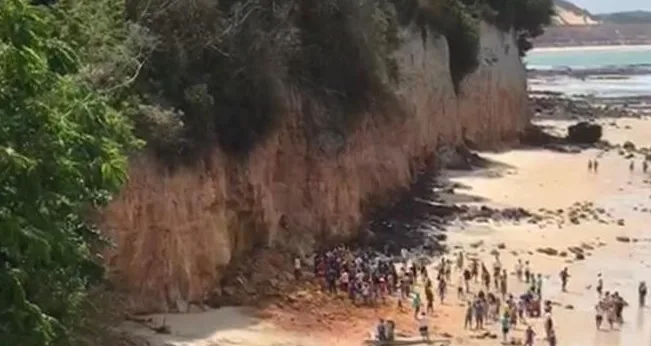 Três pessoas morrem após desmoronamento de falésia na praia da Pipa, no RN